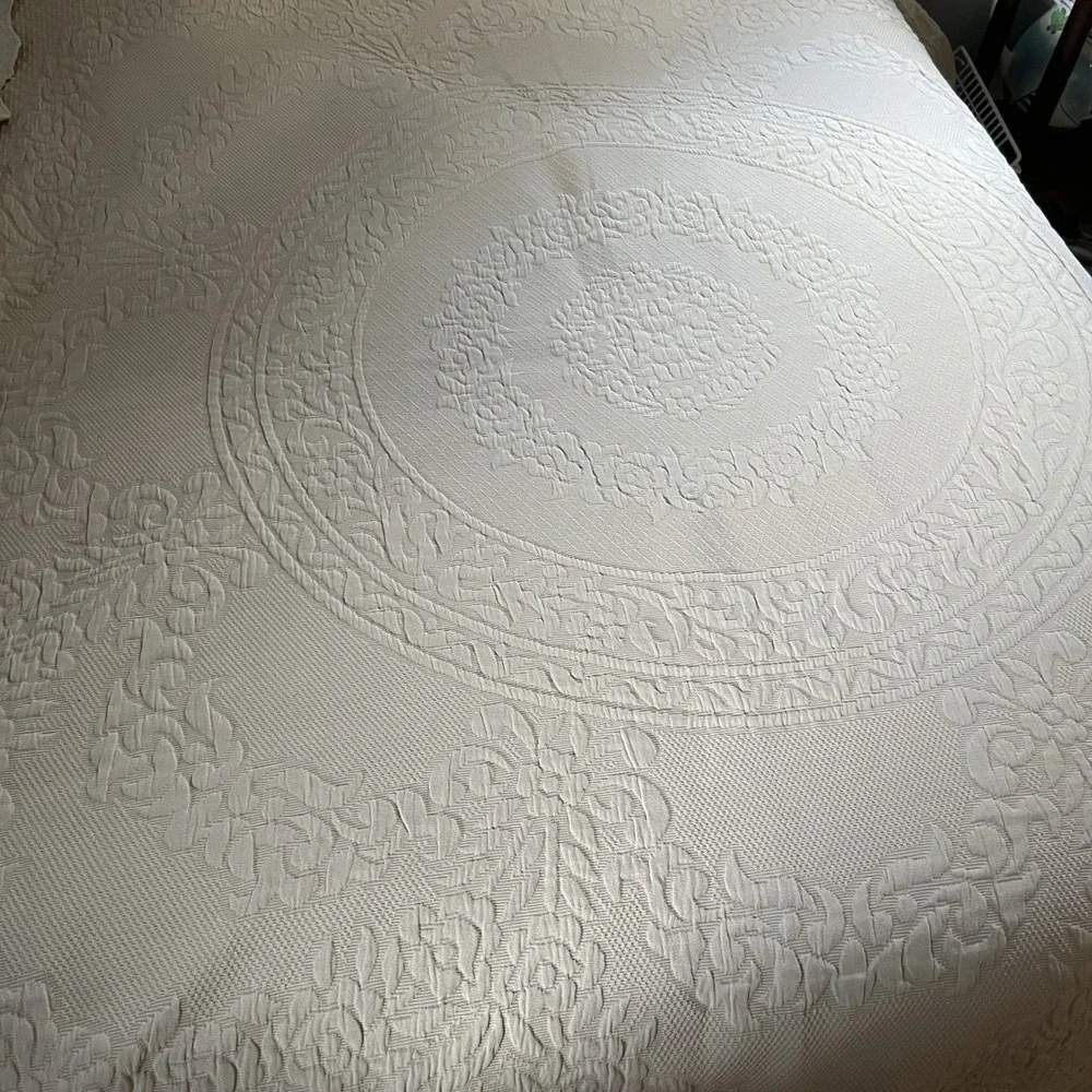 Domestications Jacquard Coverlet 2 Shams Medallion Center Scalloped Portugal